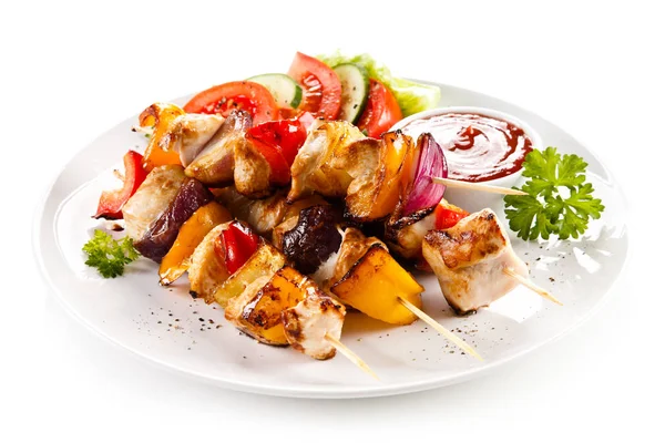 Brochettes Viande Légumes Sur Assiette Blanche Avec Sauce Barbecue — Photo