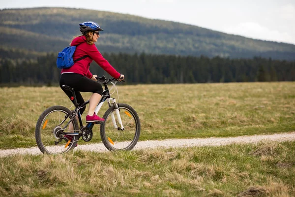 Actieve Volwassen Vrouw Sportkleding Fiets Veld Sport Activiteit Concept — Stockfoto