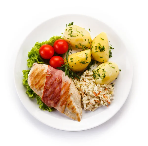 Blick Von Oben Auf Gegrillte Hühnerbrust Mit Speck Salzkartoffeln Kirschtomaten — Stockfoto