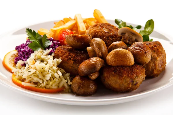 Vue Détaillée Des Escalopes Panées Avec Frites Choux Champignons Tomates — Photo