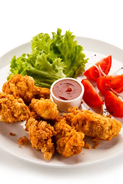 Pepite Pollo Con Salsa Barbecue Pomodori Fette Lattuga Piatto Bianco — Foto Stock