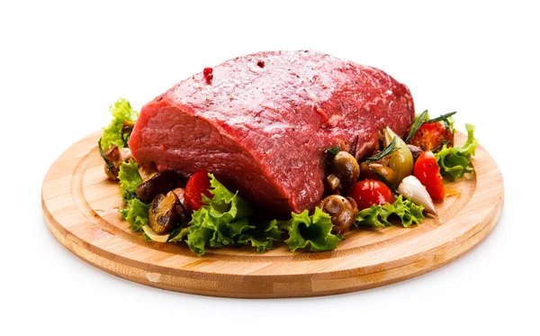 Carne Crua Porco Com Legumes Bandeja Madeira Isolada Fundo Branco — Fotografia de Stock