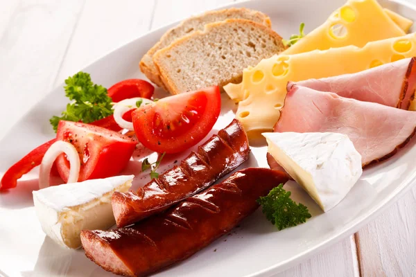 Detailansicht Der Gebratenen Würste Mit Geschnittenem Schinken Käse Tomaten Paprika — Stockfoto