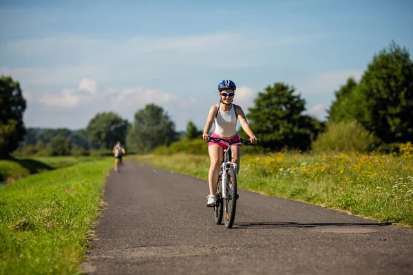 Jovem Mulher Andando Bicicleta Campo Conceito Desporto Lazer — Fotografia de Stock