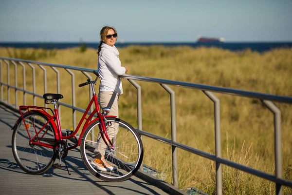 Bella Donna Con Bicicletta Rossa Sul Ponte Sport Tempo Libero — Foto Stock