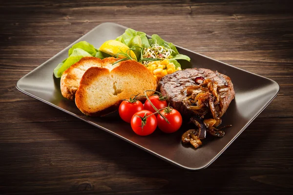 Rundvlees Medaillon Met Toast Groenten Geserveerd Bruin Plaat Houten Tafel — Stockfoto