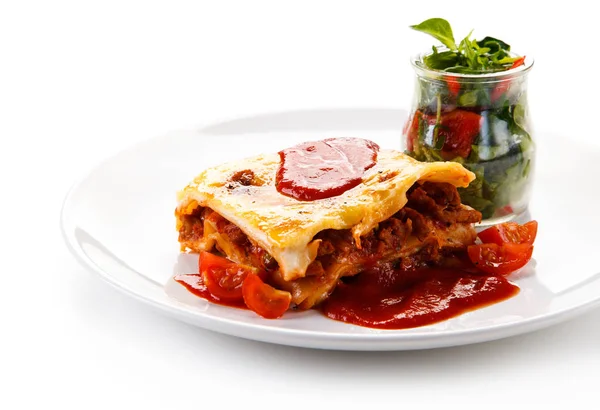 Detaljvy Lasagne Med Tomatsås Och Färska Grönsaker Vit Platta — Stockfoto