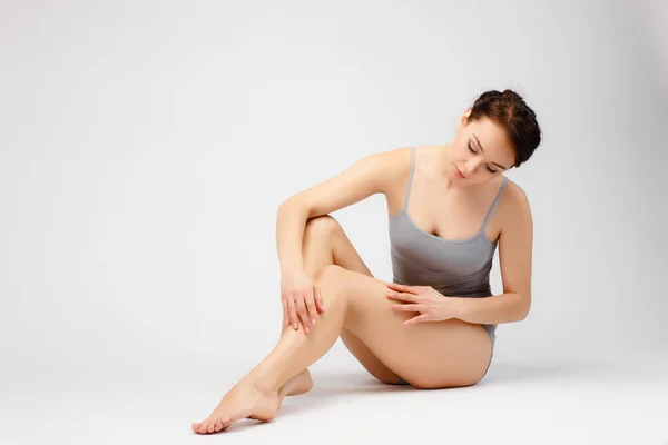 Jonge Vrouw Grijs Ondergoed Zittend Witte Achtergrond — Stockfoto