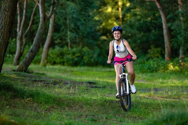 Młoda Kobieta Sportowej Jazdy Rower Las Lato — Zdjęcie stockowe