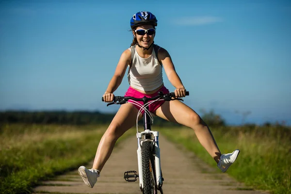 Jovem Mulher Sportswear Andar Bicicleta Divertindo Campo — Fotografia de Stock