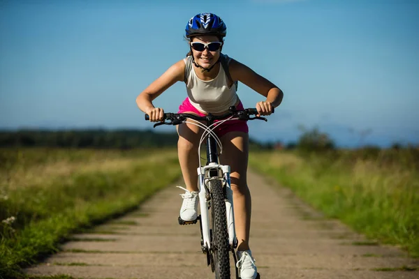 Mujer Joven Ropa Deportiva Montar Bicicleta Campo —  Fotos de Stock