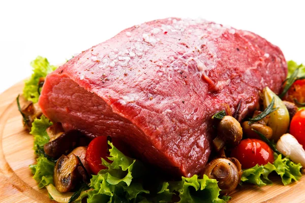 Carne Cerdo Cruda Con Verduras Bandeja Madera Aislada Sobre Fondo — Foto de Stock