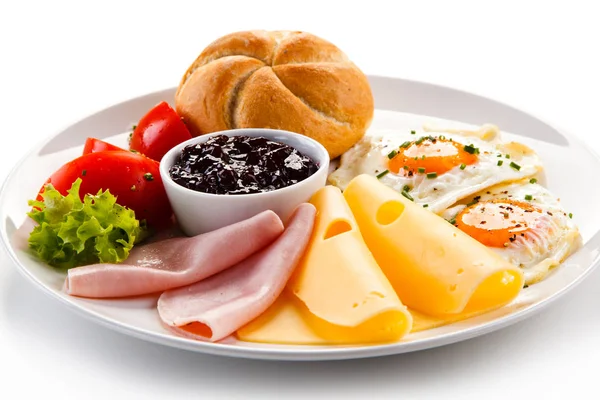 白い皿にスライスしたハムとチーズ ジャムとパンと つの目玉焼きの詳細ビュー — ストック写真