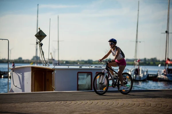 Jeune Femme Vêtements Sport Vélo Équitation Port Mer — Photo