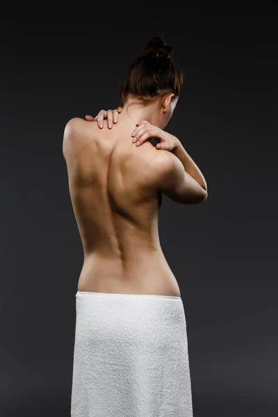 Οπίσθια Όψη Του Γυμνή Γυναίκα Αίσθημα Πόνου Στην Πλάτη — Φωτογραφία Αρχείου