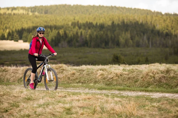 Aktive Frau Sportbekleidung Fährt Fahrrad Feld — Stockfoto