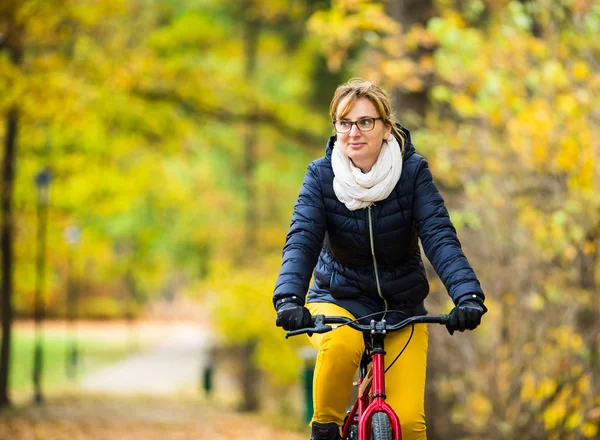 Frau Freizeitkleidung Radelt Herbst Park — Stockfoto