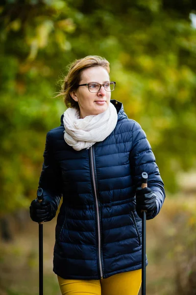 Kvinna Fritidskläder Promenader Parken Hösten Med Turist Minnen — Stockfoto
