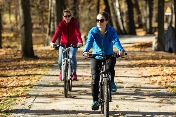 Duas Mulheres Andando Bicicleta Juntas Parque Outonal — Fotografia de Stock