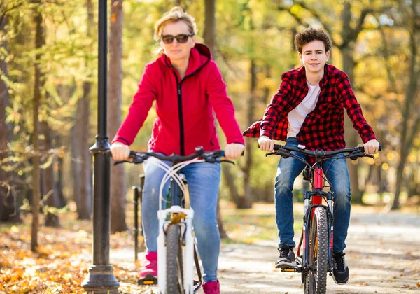 Kvinna Med Boy Ridning Cyklar Stadsparken — Stockfoto