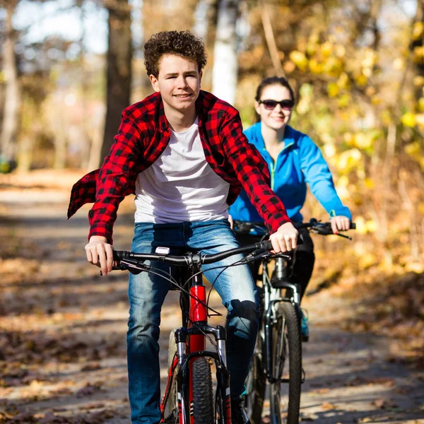 快乐少年骑自行车在城市公园 — 图库照片