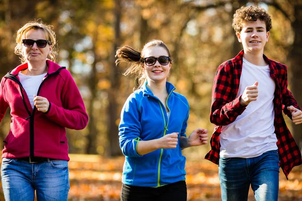 秋の森ジョギングを一緒に幸せな家族 — ストック写真