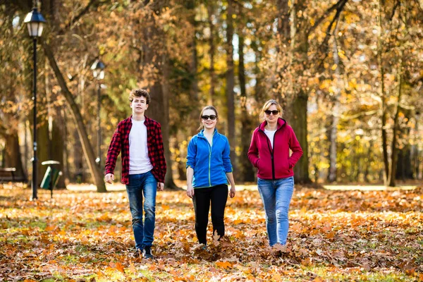 Šťastná Rodina Společně Chůzi Podzimním Lese Volný Čas Koncept — Stock fotografie
