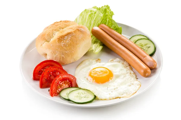 Ovo Assado Com Salsichas Legumes Pão Prato Branco — Fotografia de Stock