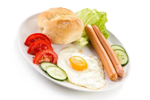 Huevo Asado Con Salchichas Verduras Bollo Plato Blanco — Foto de Stock