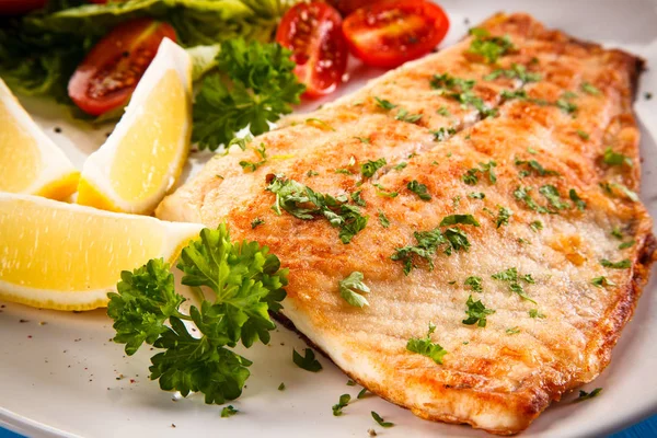 Gebratener Fisch Mit Frischen Kirschtomaten Salat Petersilie Und Zitronenscheiben Auf — Stockfoto