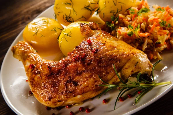 Vista Detalhada Perna Frango Assada Com Batatas Cozidas Legumes Cozidos — Fotografia de Stock