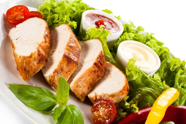 Detailansicht Gebackenes Hühnerfilet Mit Frischem Gemüse Grillsoße Und Mayonnaise Auf — Stockfoto