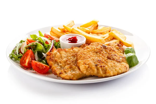 Gepaneerde Schnitzels Met Frites Frisse Salade Wit Bord Met Barbecue — Stockfoto