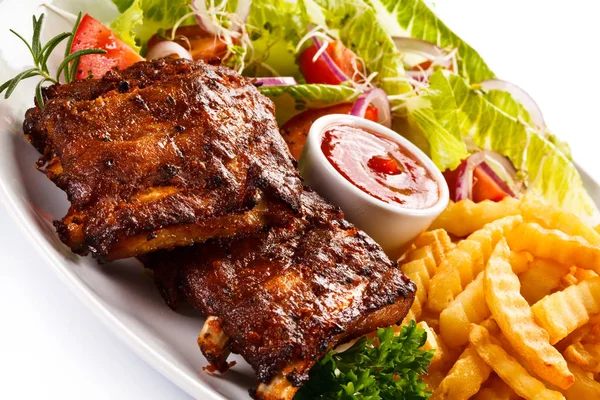 Costillas Cerdo Asadas Con Papas Fritas Ensalada Fresca Salsa Barbacoa — Foto de Stock