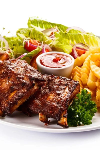 Detailoverzicht Van Geroosterde Varkensribbetjes Met Patat Verse Salade Barbecue Saus — Stockfoto