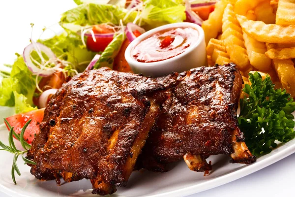 Vista Detallada Costillas Cerdo Asadas Con Papas Fritas Ensalada Fresca —  Fotos de Stock