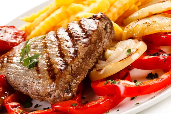 Detail View Grilled Beef French Fries Sweet Onions Fresh Peppers — Stock Photo, Image