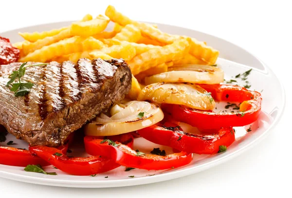 Carne Parrilla Con Papas Fritas Cebollas Dulces Pimientos Frescos Plato — Foto de Stock