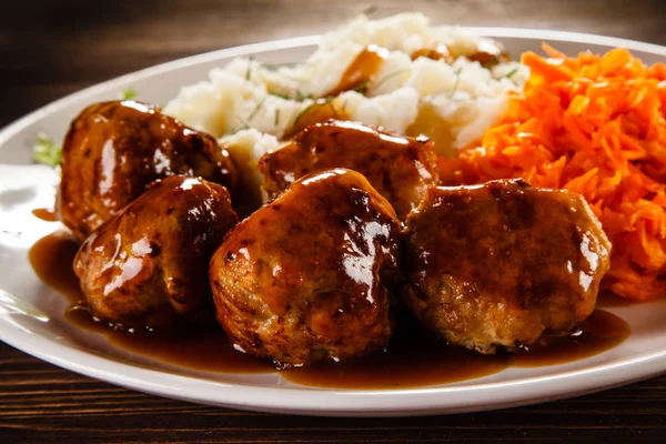 Meatballs Garnished Mashed Potatoes Chopped Carrots White Plate Wooden Table — Stock Photo, Image