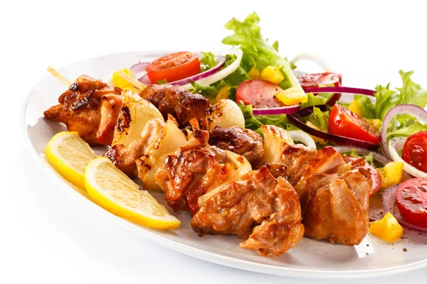 Shashlik Carne Con Verdure Limone Affettato Piatto Bianco — Foto Stock