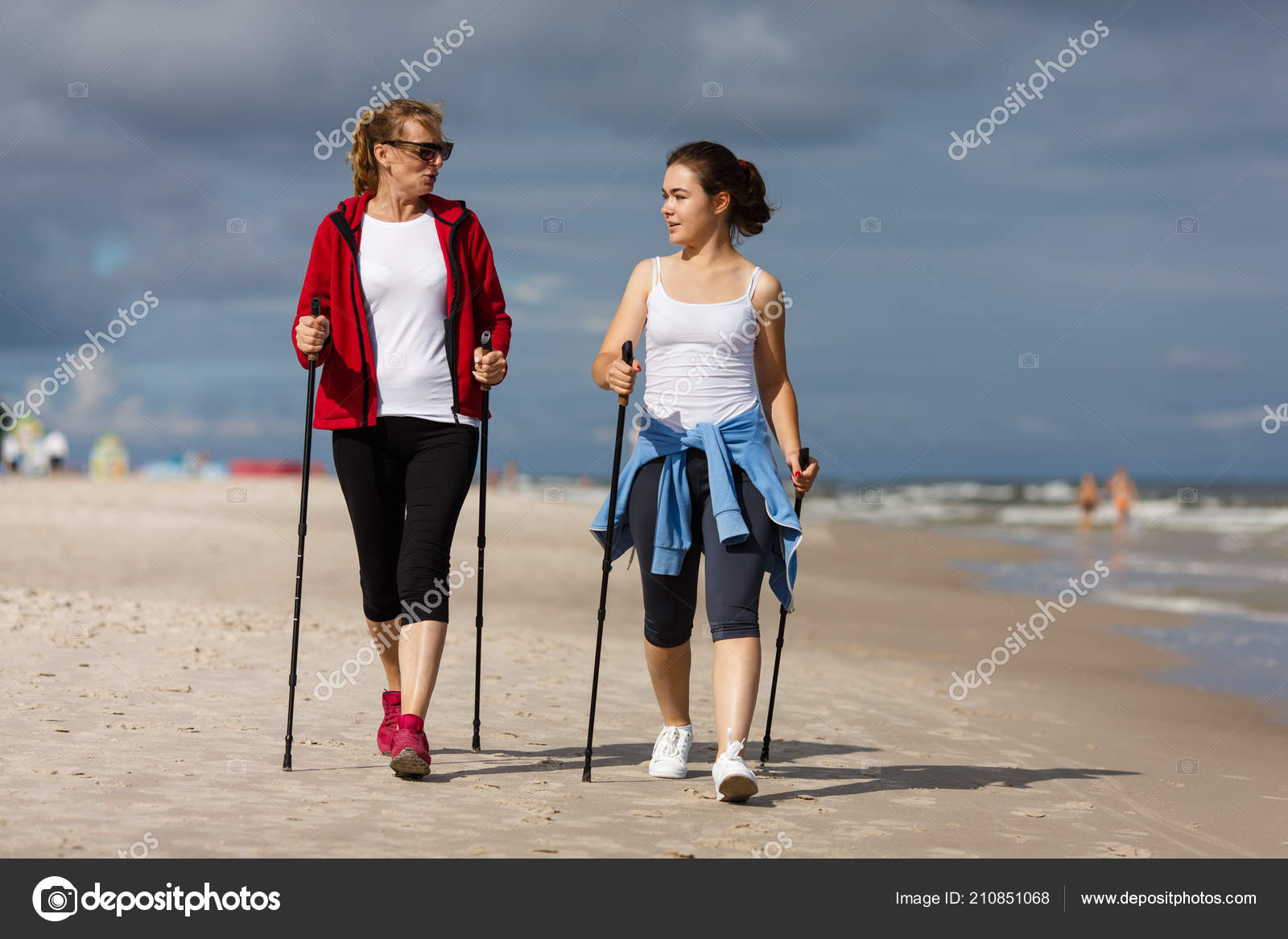 Быстрая ходьба. Лечебная ходьба. Скандинавская ходьба на море. Со скандинавскими палками на море