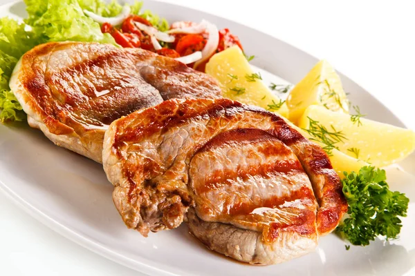 Gegrild Varkensvlees Biefstuk Met Verse Salade Gekookte Aardappel Stukjes — Stockfoto