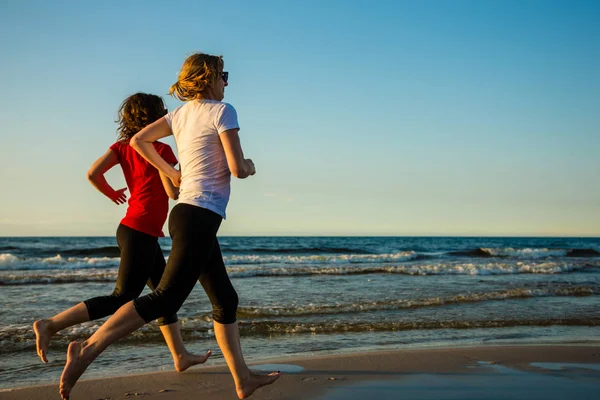 Mulheres Correr Juntas Beira Mar — Fotografia de Stock