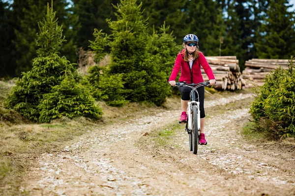 Frau Sportbekleidung Reitet Fahrrad Feld — Stockfoto
