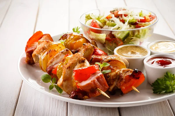 Shashlik Viande Légumes Avec Salade Fraîche Sauces Sur Assiette Blanche — Photo