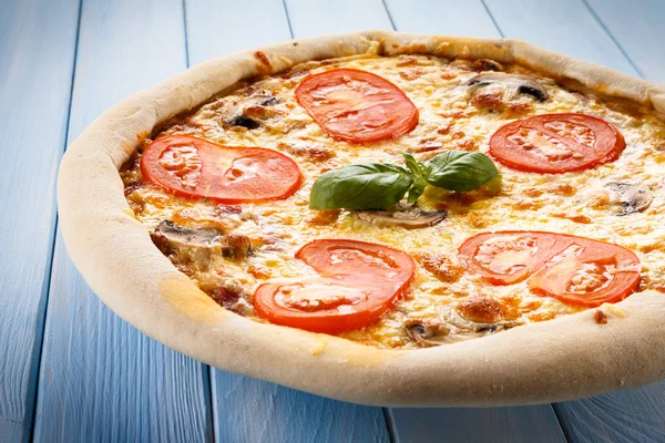 Detailansicht Der Italienischen Pizza Auf Blauem Holzhintergrund — Stockfoto