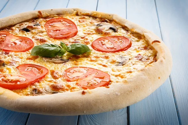 Detailansicht Der Italienischen Pizza Auf Blauem Holzhintergrund — Stockfoto