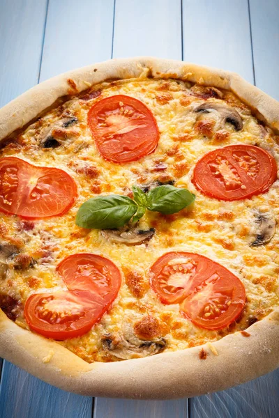 Tampilan Atas Pizza Italia Pada Latar Belakang Kayu Biru — Stok Foto