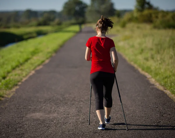 Mujer Joven Caminando Por Camino Parque Usando Palos Turísticos —  Fotos de Stock