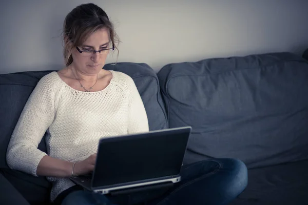 Retrato Mulher Sentada Sofá Assistindo Vídeo Usando Laptop — Fotografia de Stock